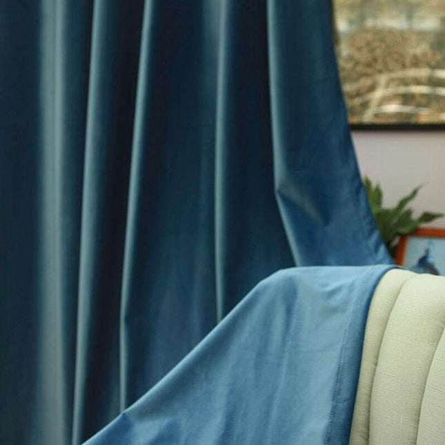 Skimrande blå mörkläggningsgardin med öljetter