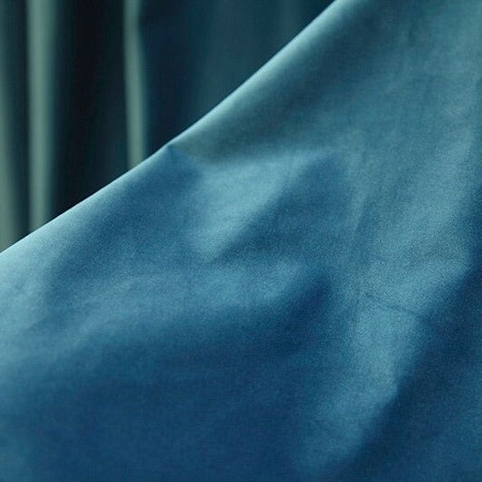 Skimrande blå mörkläggningsgardin med öljetter