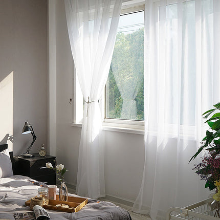 Enkel och stilren vit voilegardin