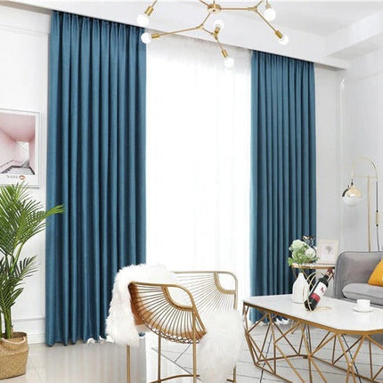 Blå mörkläggande gardin i skandinavisk stil