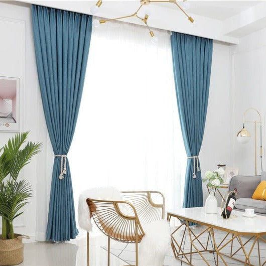 Blå mörkläggande gardin i skandinavisk stil