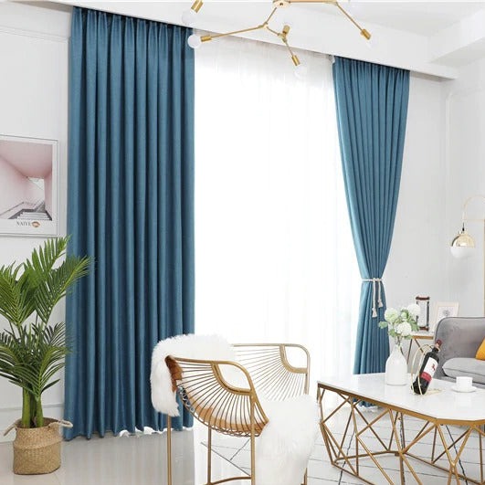 Blå mörkläggande gardin i skandinavisk stil