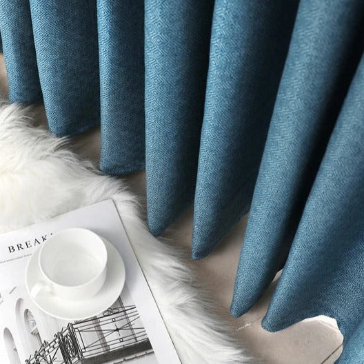 Blå mörkläggande gardin i skandinavisk stil