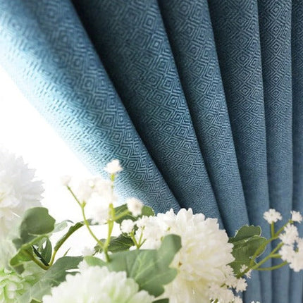 Blå mörkläggande gardin i skandinavisk stil