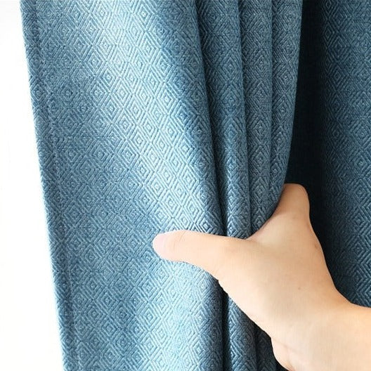 Blå mörkläggande gardin i skandinavisk stil