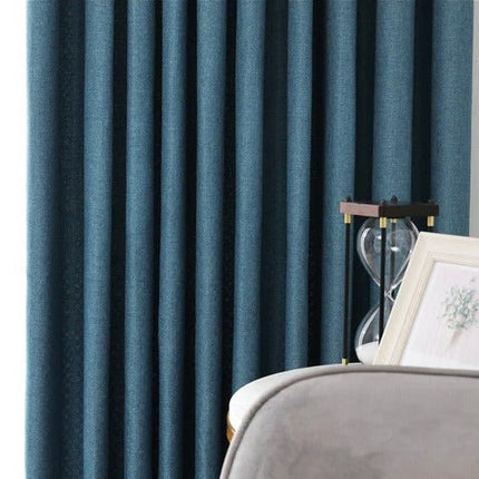 Blå mörkläggande gardin i skandinavisk stil