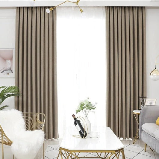 Mörkbeige gardin för vardagsrum och sovrum.
