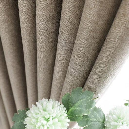 Mörkbeige gardin för vardagsrum och sovrum.