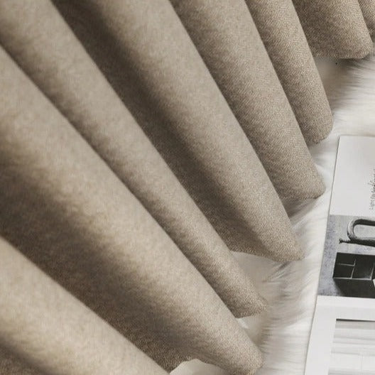 Mörkbeige gardin för vardagsrum och sovrum.