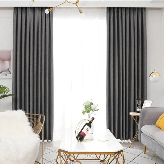 Grå mönstrad gardin med struktur