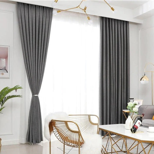 Grå mönstrad gardin med struktur