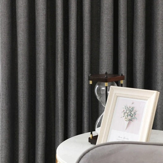 Grå mönstrad gardin med struktur