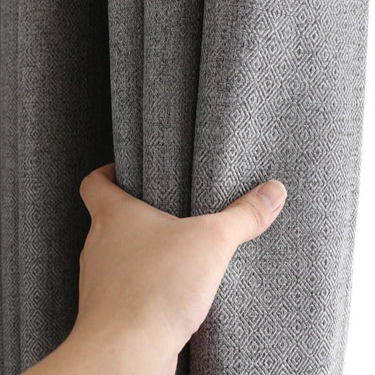 Grå mönstrad gardin med struktur