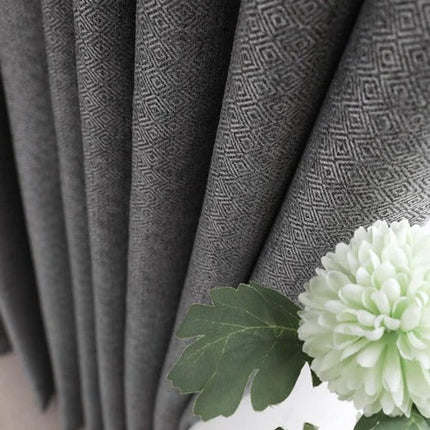 Grå mönstrad gardin med struktur