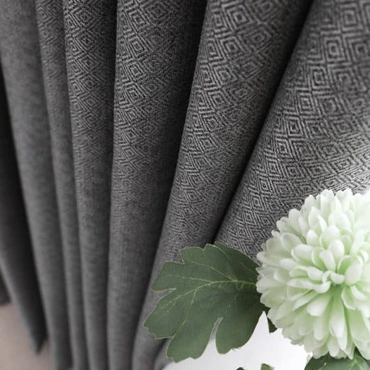 Grå mönstrad gardin med struktur