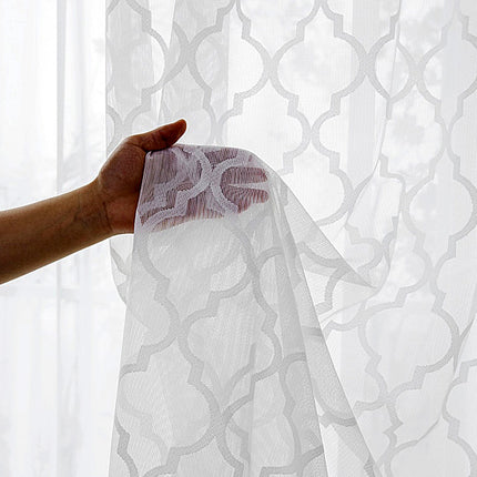 Vit voilegardin med geometriskt mönster