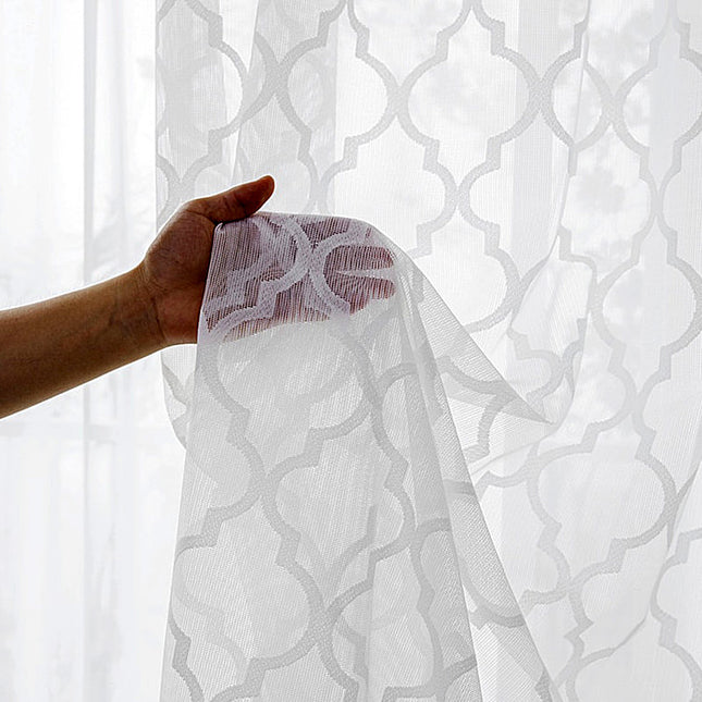 Vit voilegardin med geometriskt mönster