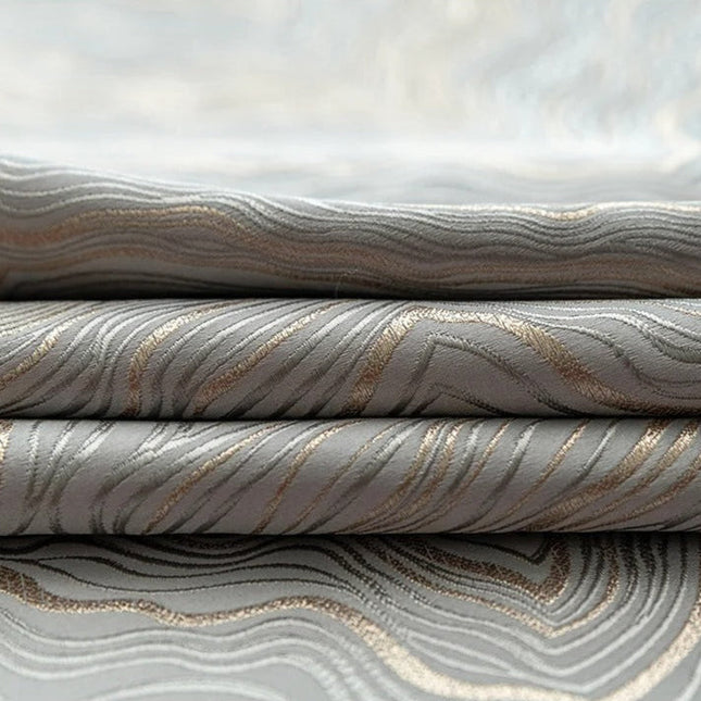 Silverfärgad mörkläggningsgardin med vågigt mönster