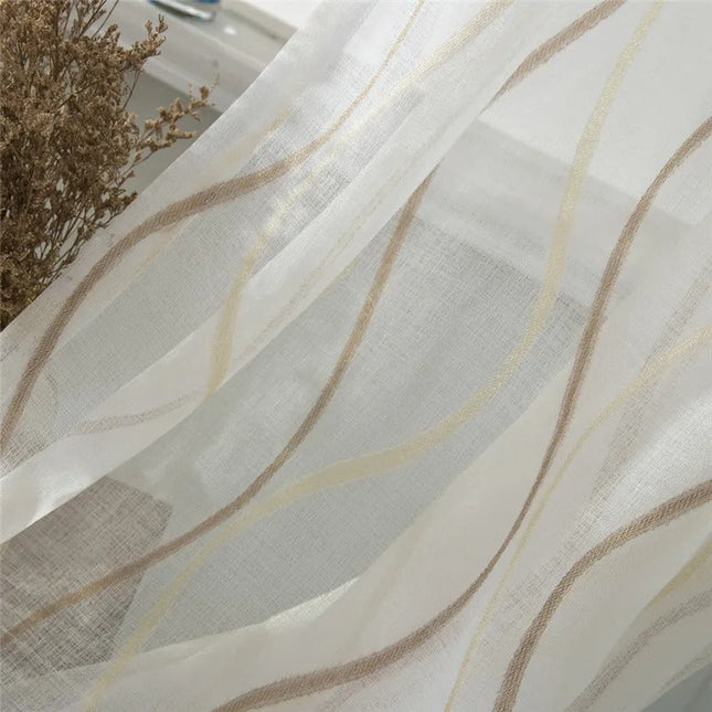 Tunn gardin med vertikalt vågmönster