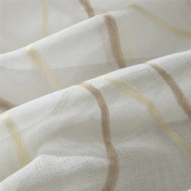 Tunn gardin med vertikalt vågmönster