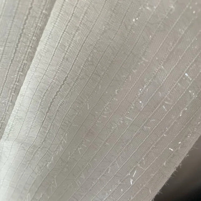 Vit tunn gardin med glittertrådar