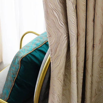 Beige mörkläggningsgardin med vågigt mönster