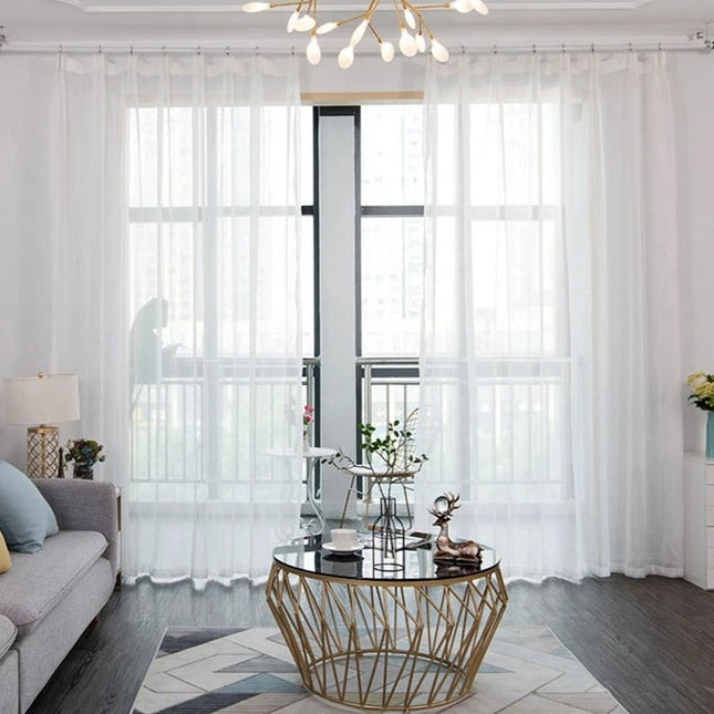 Vit tunn gardin med glittertrådar