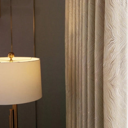 Beige mörkläggningsgardin med vågigt mönster