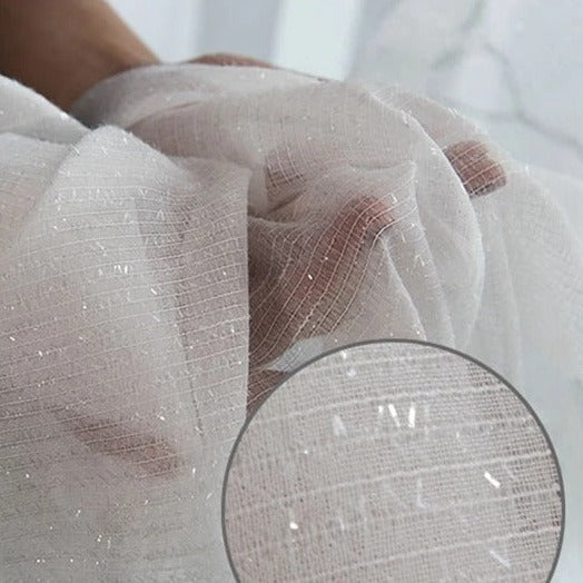 Vit tunn gardin med glittertrådar