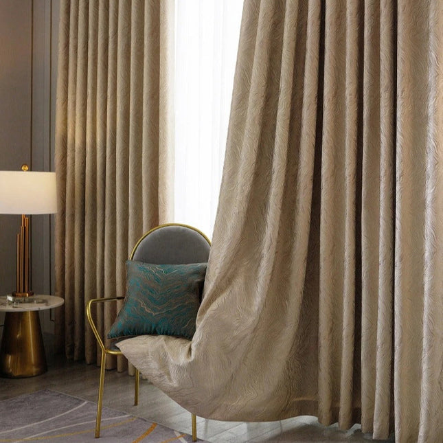 Beige mörkläggningsgardin med vågigt mönster