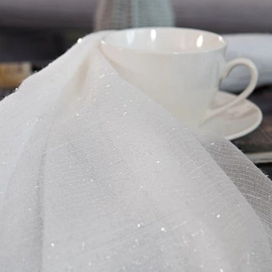 Vit tunn gardin med glittertrådar