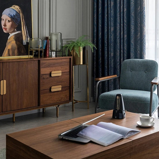 Nattblå mörkläggningsgardin med diskret mönster