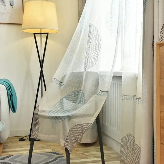 Tunn gardin med stilrent lövmönster