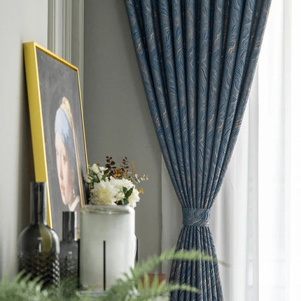 Nattblå mörkläggningsgardin med diskret mönster