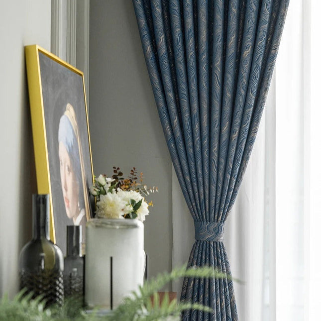 Nattblå mörkläggningsgardin med diskret mönster