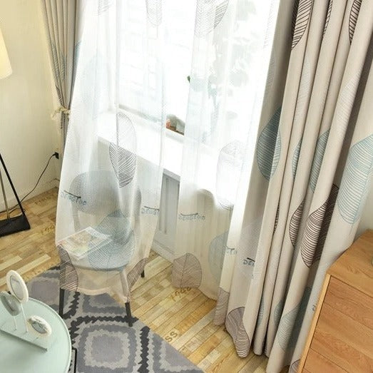 Tunn gardin med stilrent lövmönster