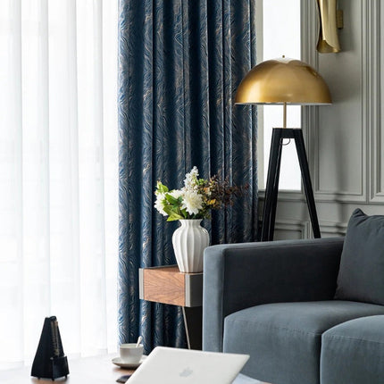 Nattblå mörkläggningsgardin med diskret mönster