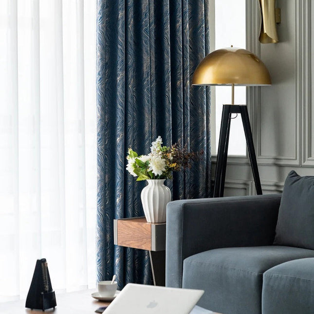 Nattblå mörkläggningsgardin med diskret mönster