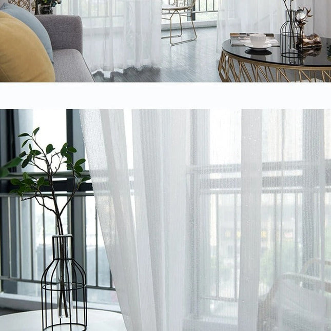 Vit tunn gardin med glittertrådar