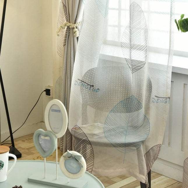 Tunn gardin med stilrent lövmönster