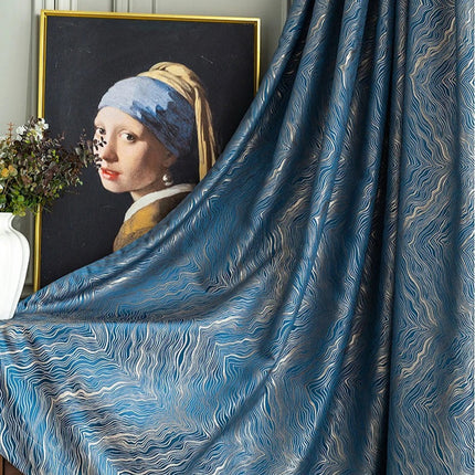 Nattblå mörkläggningsgardin med diskret mönster