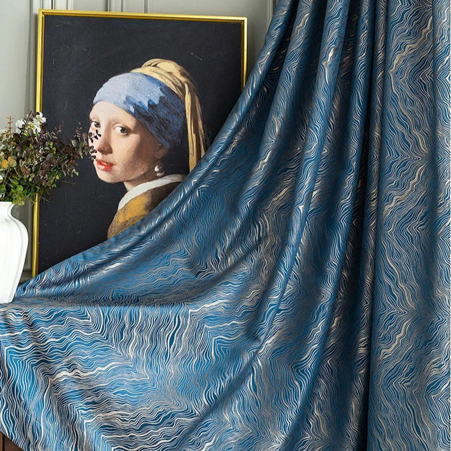 Nattblå mörkläggningsgardin med diskret mönster