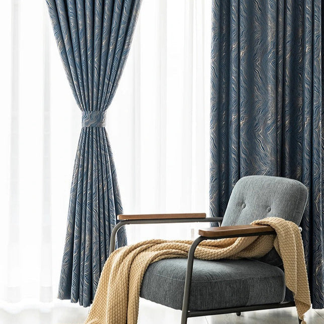 Nattblå mörkläggningsgardin med diskret mönster