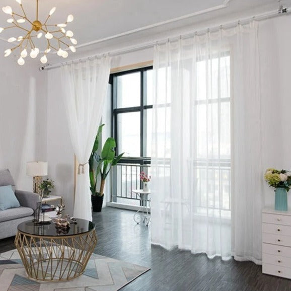 Vit tunn gardin med glittertrådar