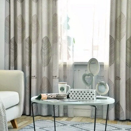 Tunn gardin med stilrent lövmönster