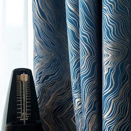 Nattblå mörkläggningsgardin med diskret mönster