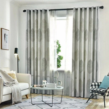 Tunn gardin med stilrent lövmönster