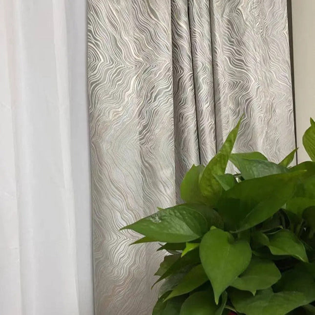 Silverfärgad mörkläggningsgardin med vågigt mönster