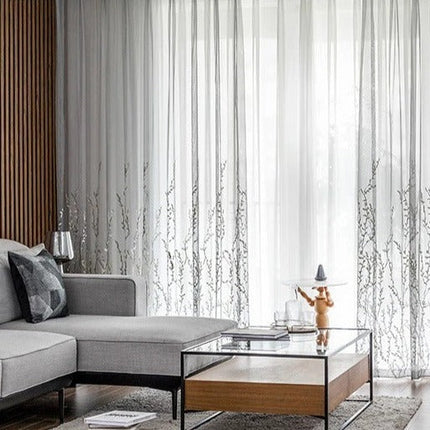 Skir gardin med broderat grenmönster