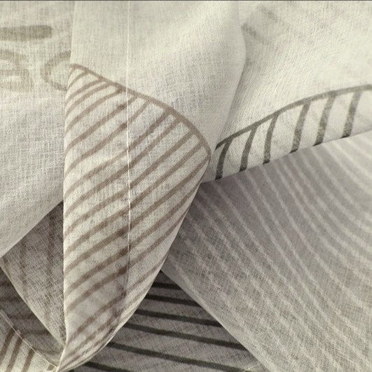 Tunn gardin med stilrent lövmönster